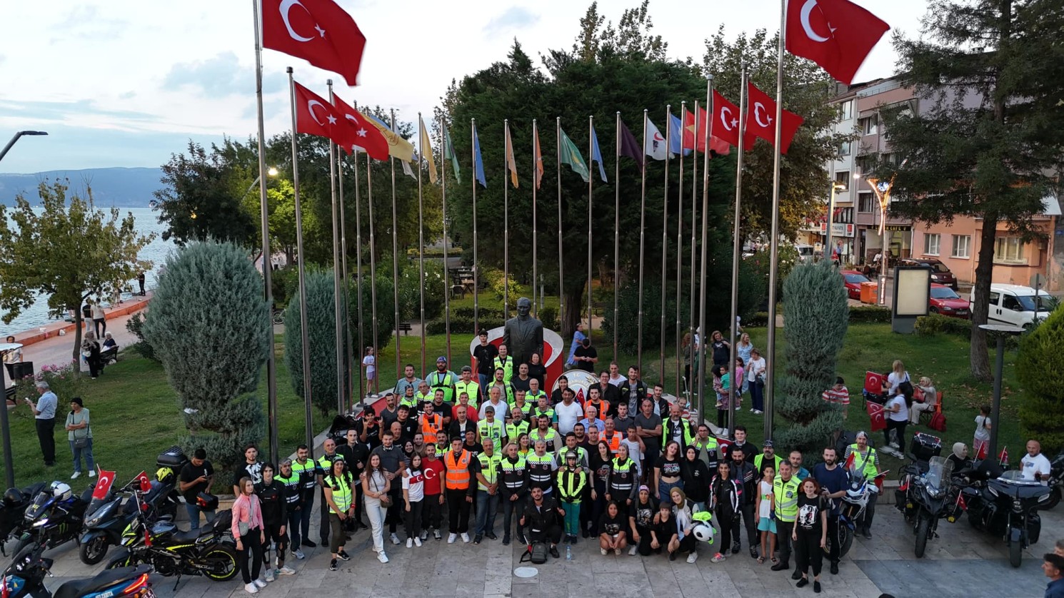 Karamürsel Belediyesi Zaferin Coşkusunu Sokaklara Taşıdı